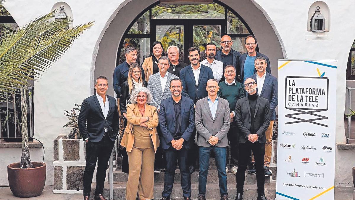 Representantes de la Plataforma de la Tele, junto a la nueva directiva de Televisión Canaria.