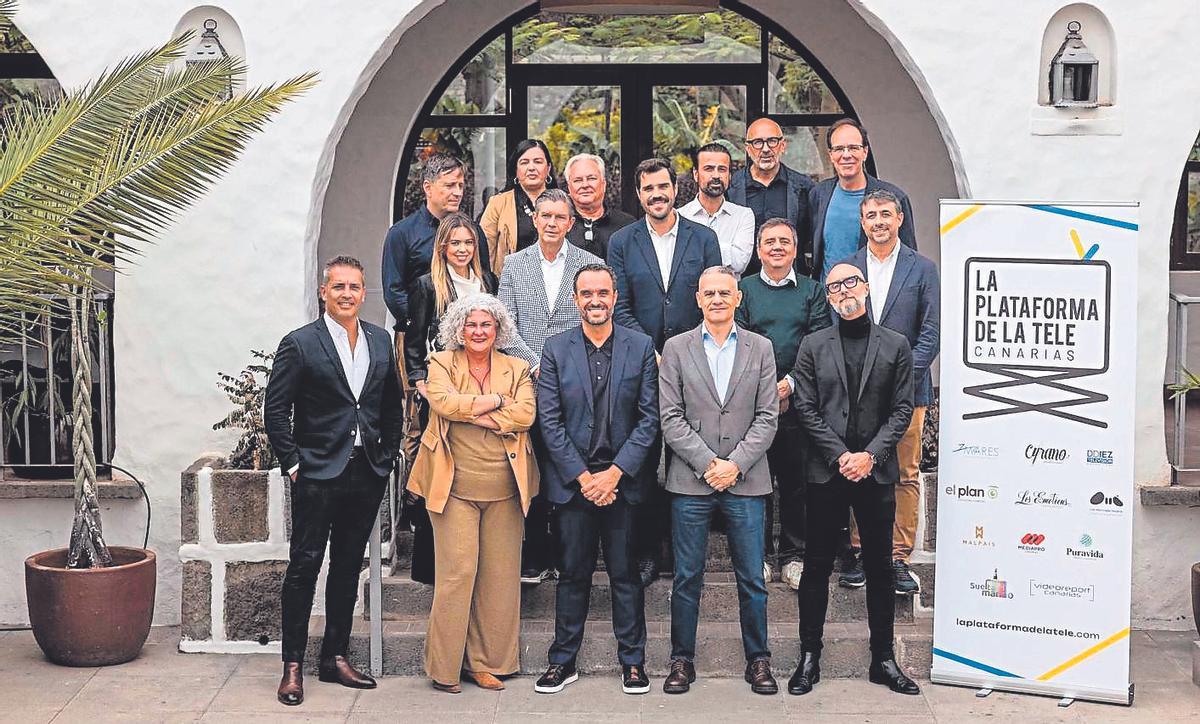 Representantes de la Plataforma de la Tele, junto a la nueva directiva de Televisión Canaria.