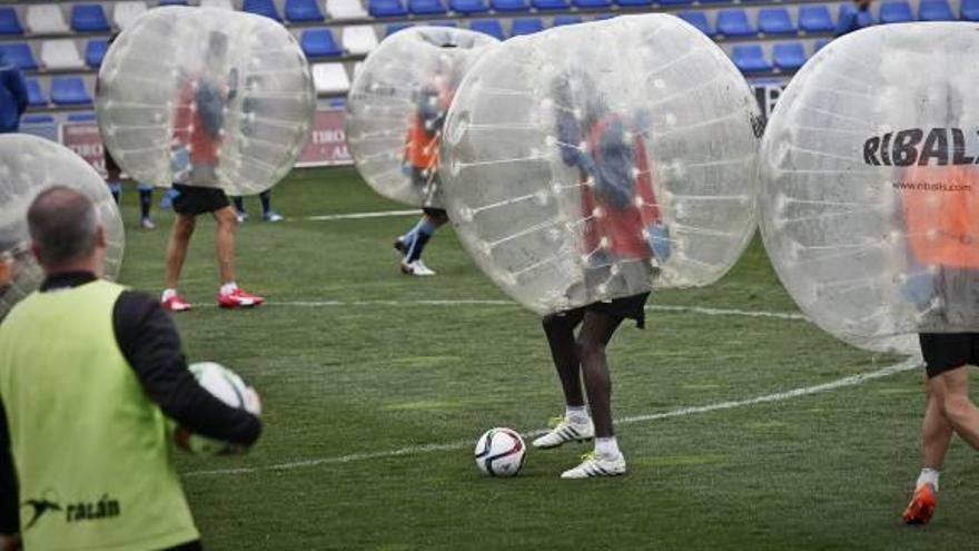 Un momento del divertido entrenamiento en El Collao protagonizado por el Alcoyano.