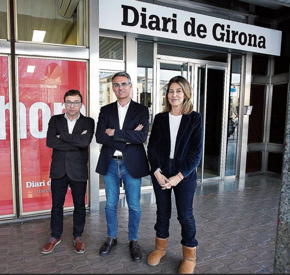 Josep Callol, director de Diari de Girona; Roger Segura, director general de Bassols Energia Comercial i Anna López, directora comercial de Diari de Girona a l'exterior de la seu central del diari.