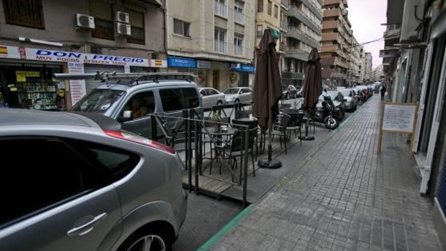 Un estudio busca reordenar la zona azul tras perderse plazas por contenedores y terrazas