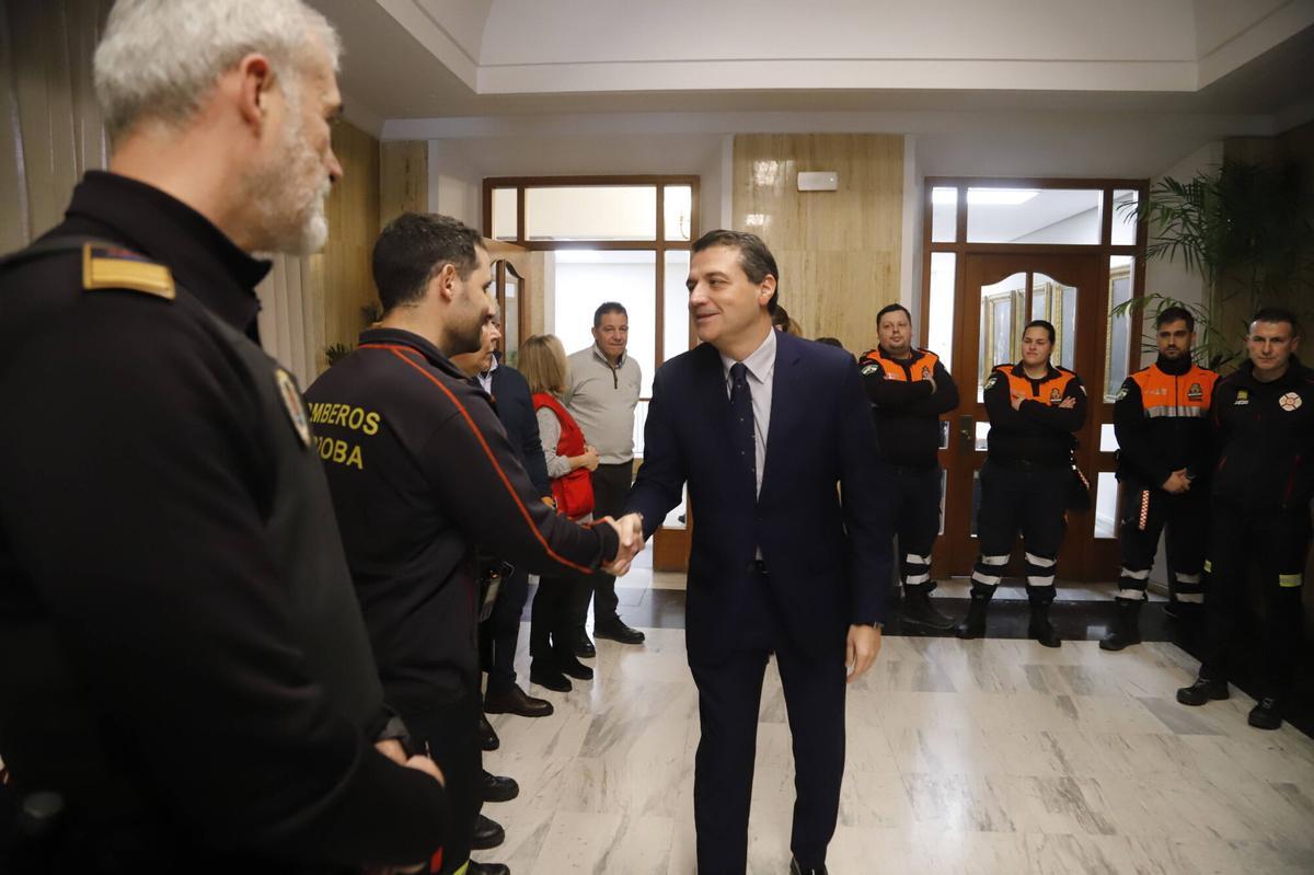 José María Bellido saluda a bomberos del servicio municipal que han intervenido en la tragedia ferroviaria de Adamuz.
