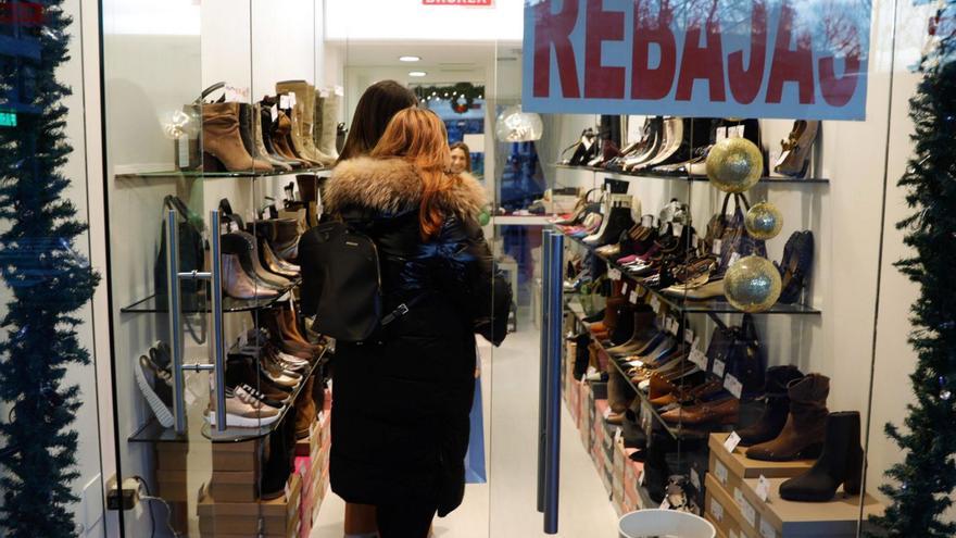 Actividad comercial de rebajas de invierno, ayer, en distintos puntos de Avilés. | RICARDO SOLÍS