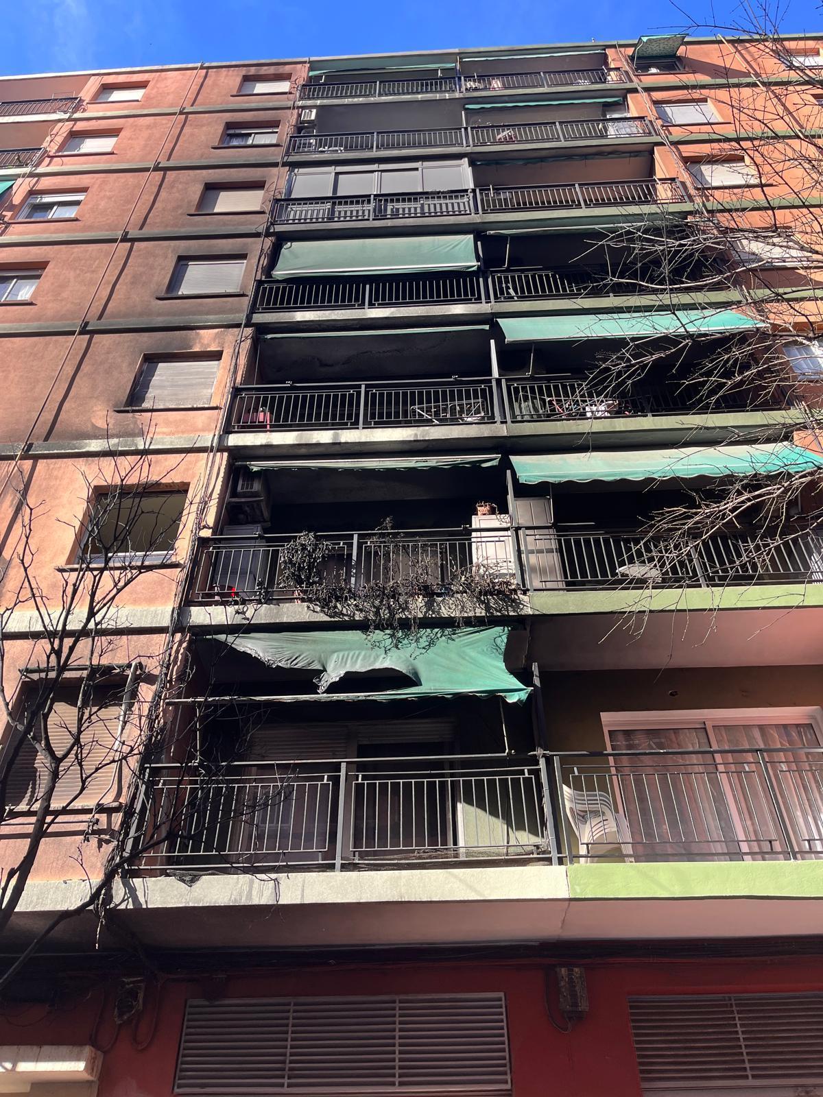 Un incendiario siembra el caos en Patraix al quemar 18 contenedores y más de una treintena de vehículos