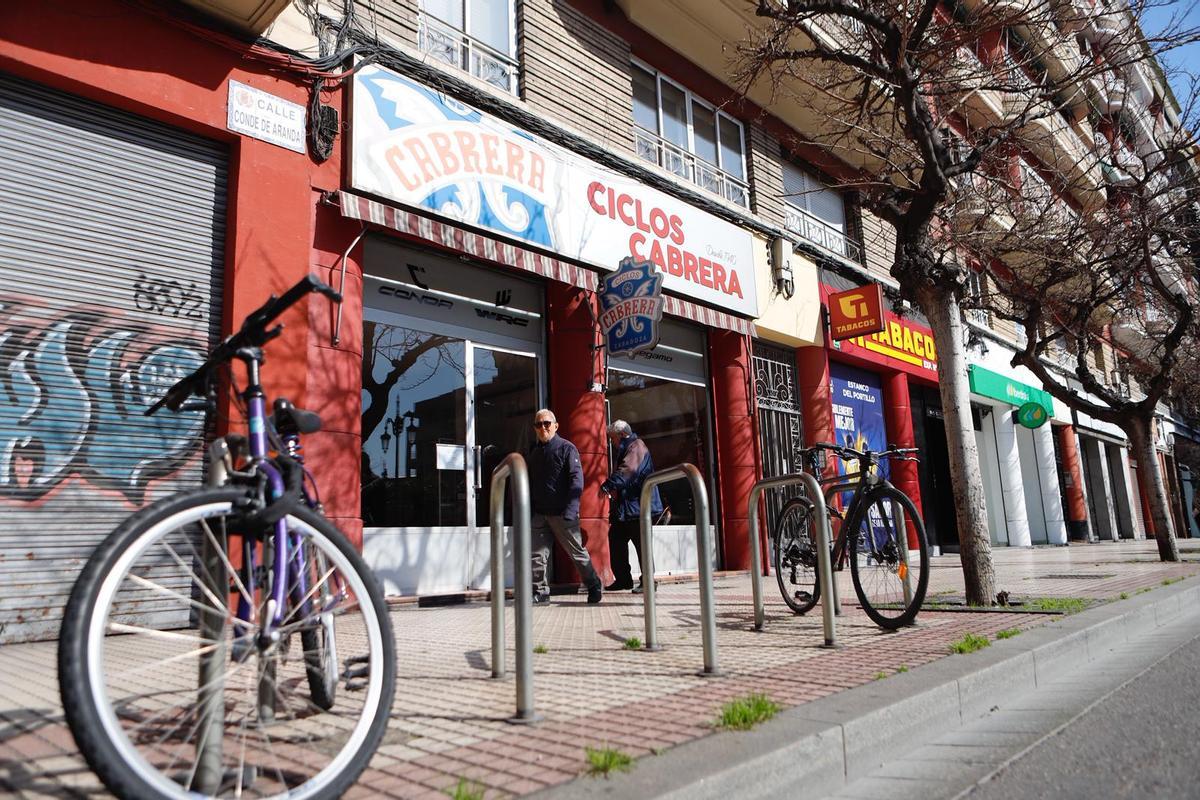 Ciclos Cabrera, la tienda que lleva reparando bicis en Zaragoza desde 1940