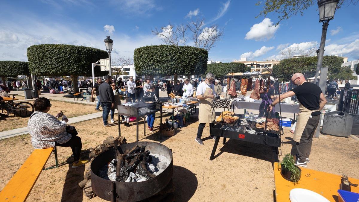Todas las imágenes de la parrillada y el mercadillo de segunda mano en Jesús