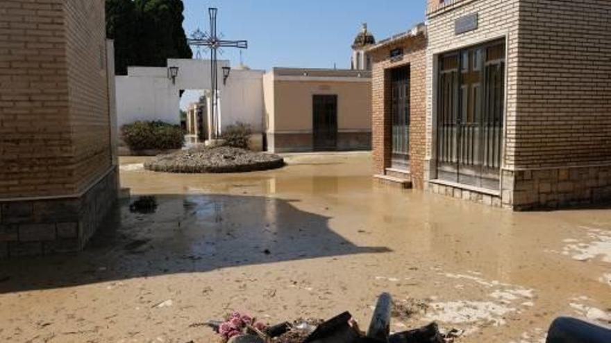 El agua deja paso al lodo en el cementerio de Dolores.