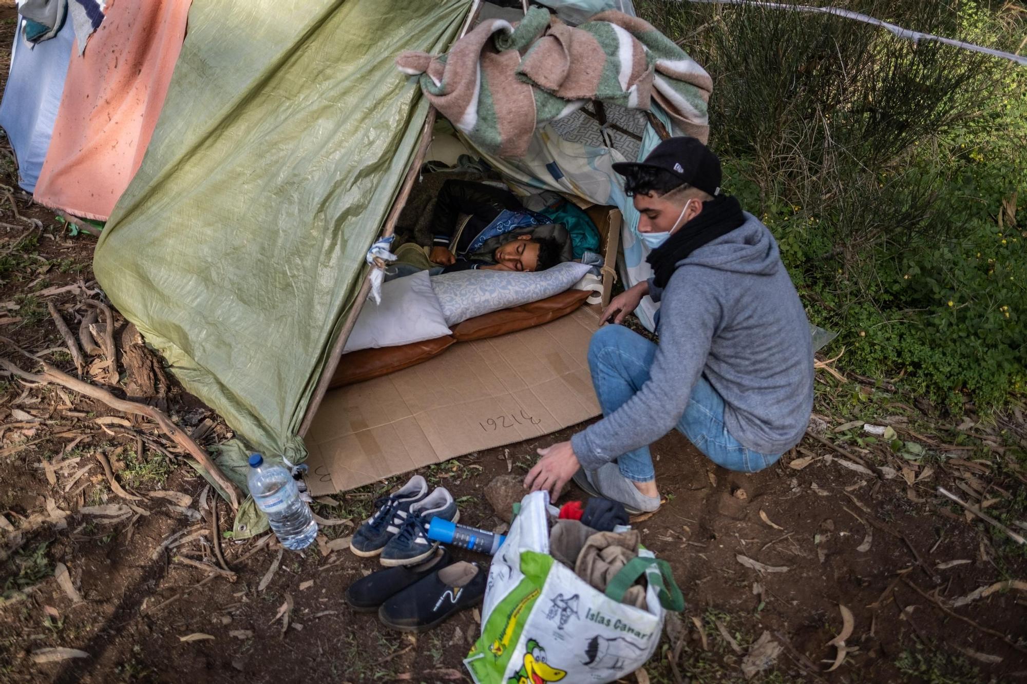 Visita de la eurodiputada Sira Rego al campamento de Las Raíces.