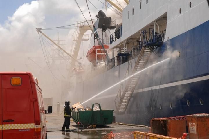 Incendio en el pesquero ruso Oleg Naydenov, atracado en el dique Reina Sof?a