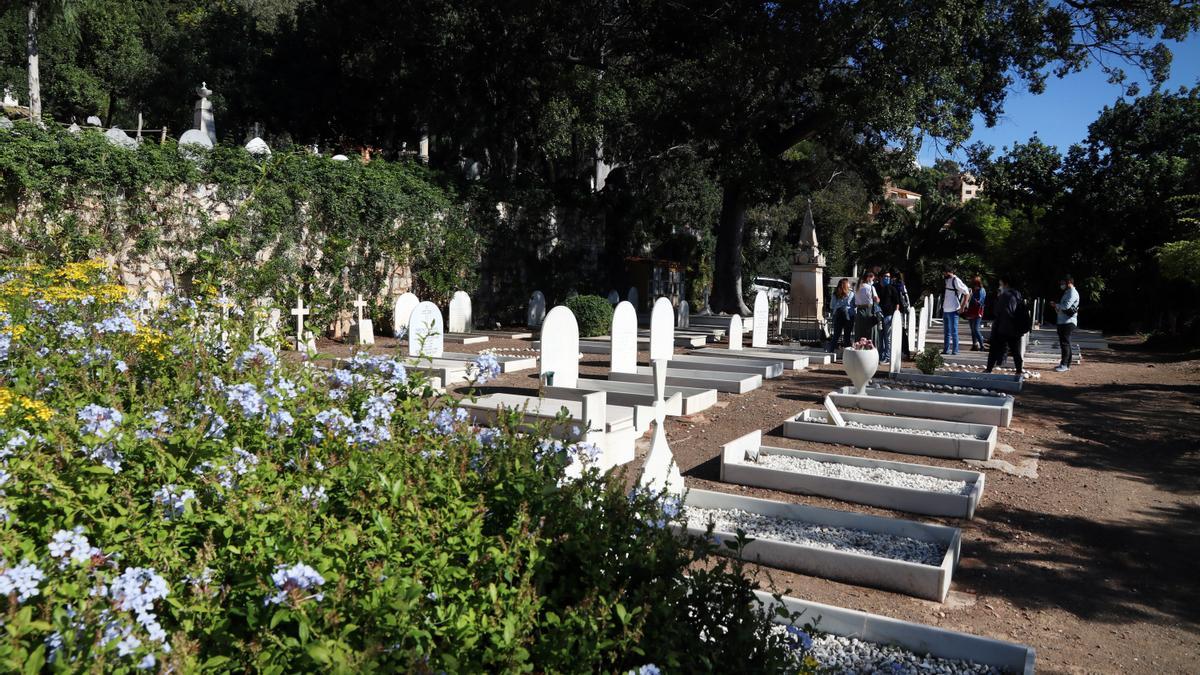 Lápidas ubicadas en el Cementerio Inglés, en Málaga.