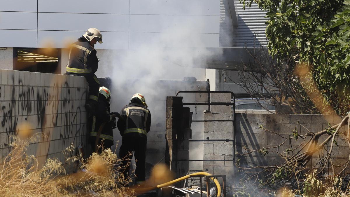 Incendio en una chabola en la avenida de Cádiz