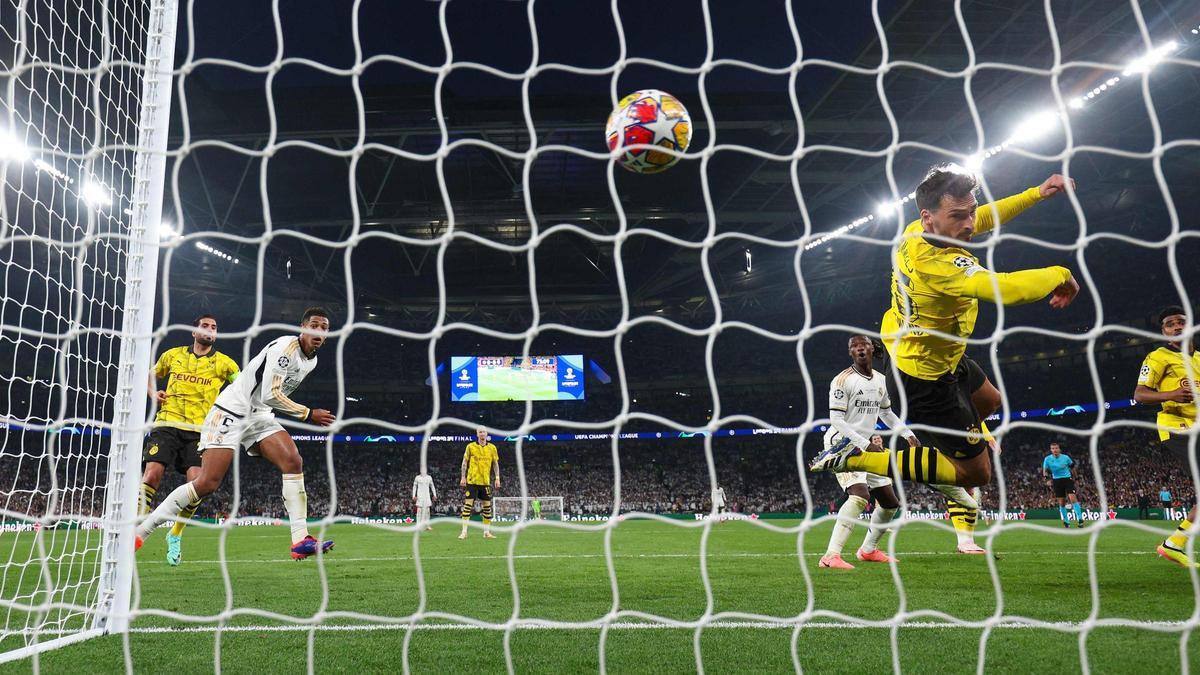 Una imagen del 0-1 marcado por Dani Carvajal a la salida del córner lanzado por Kroos ante el Dortmund en la final de Wembley.