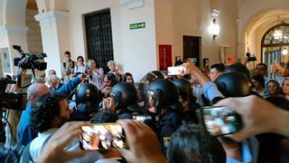 Detractores y simpatizantes de Macarena Olona se enfrentan en su visita a la Universidad de Granada
