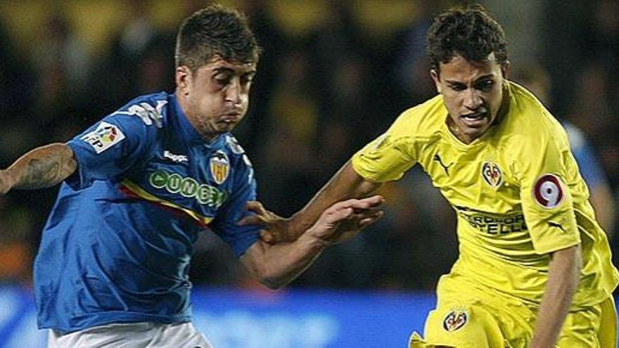 Pablo Hernández y Nilmar, en un momento del partido