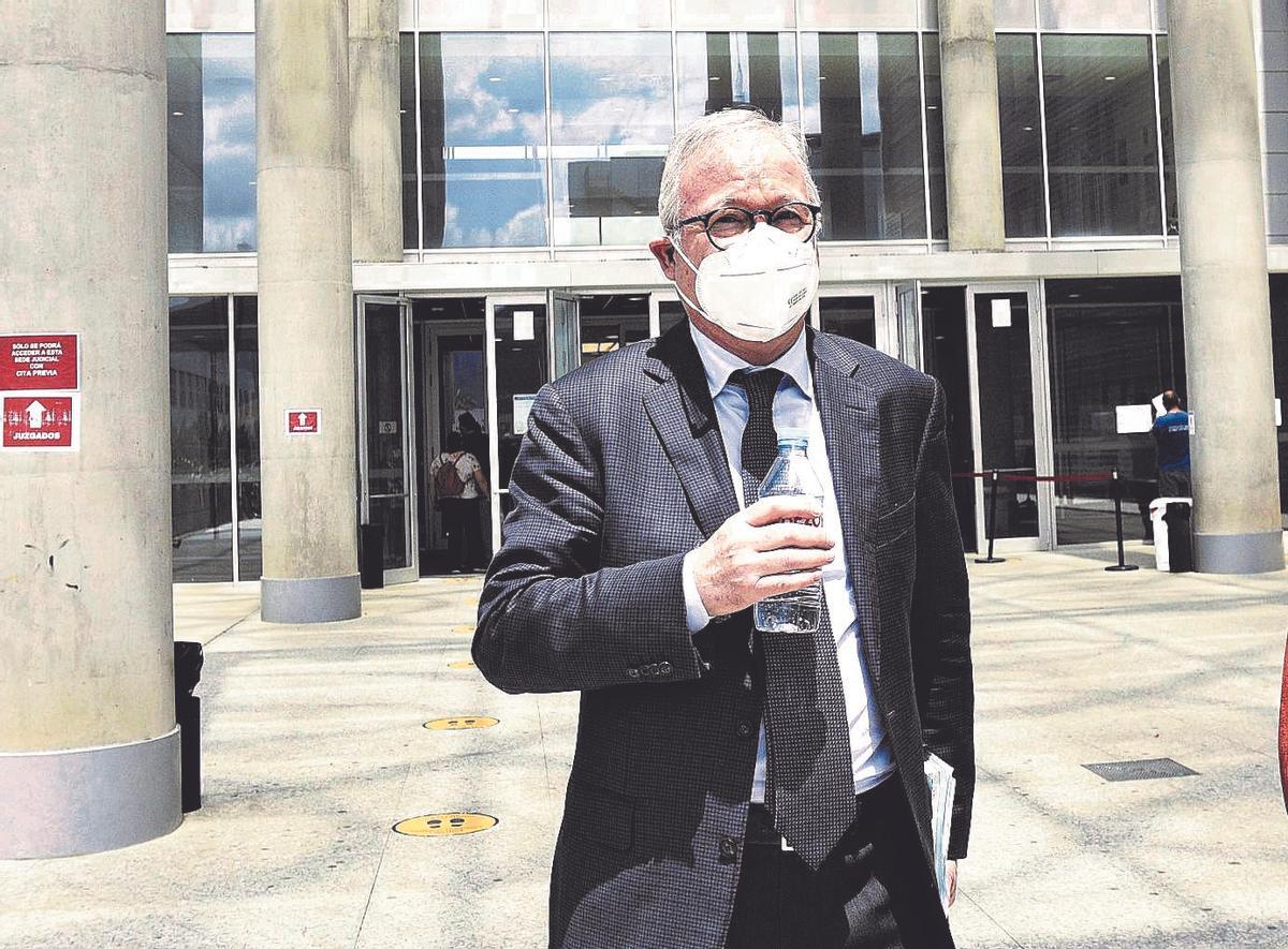 Ramón Luis Valcárcel sale del juzgado tras prestar declaración en junio de 2020.