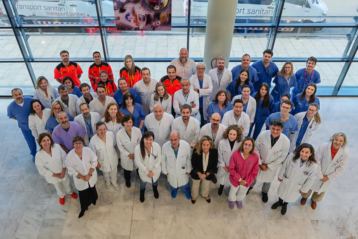 Imagen de grupo de los profesionales sanitarios que forman parte del equipo ECMO en Baleares e intervienen cuando un paciente necesita este tipo de terapia.