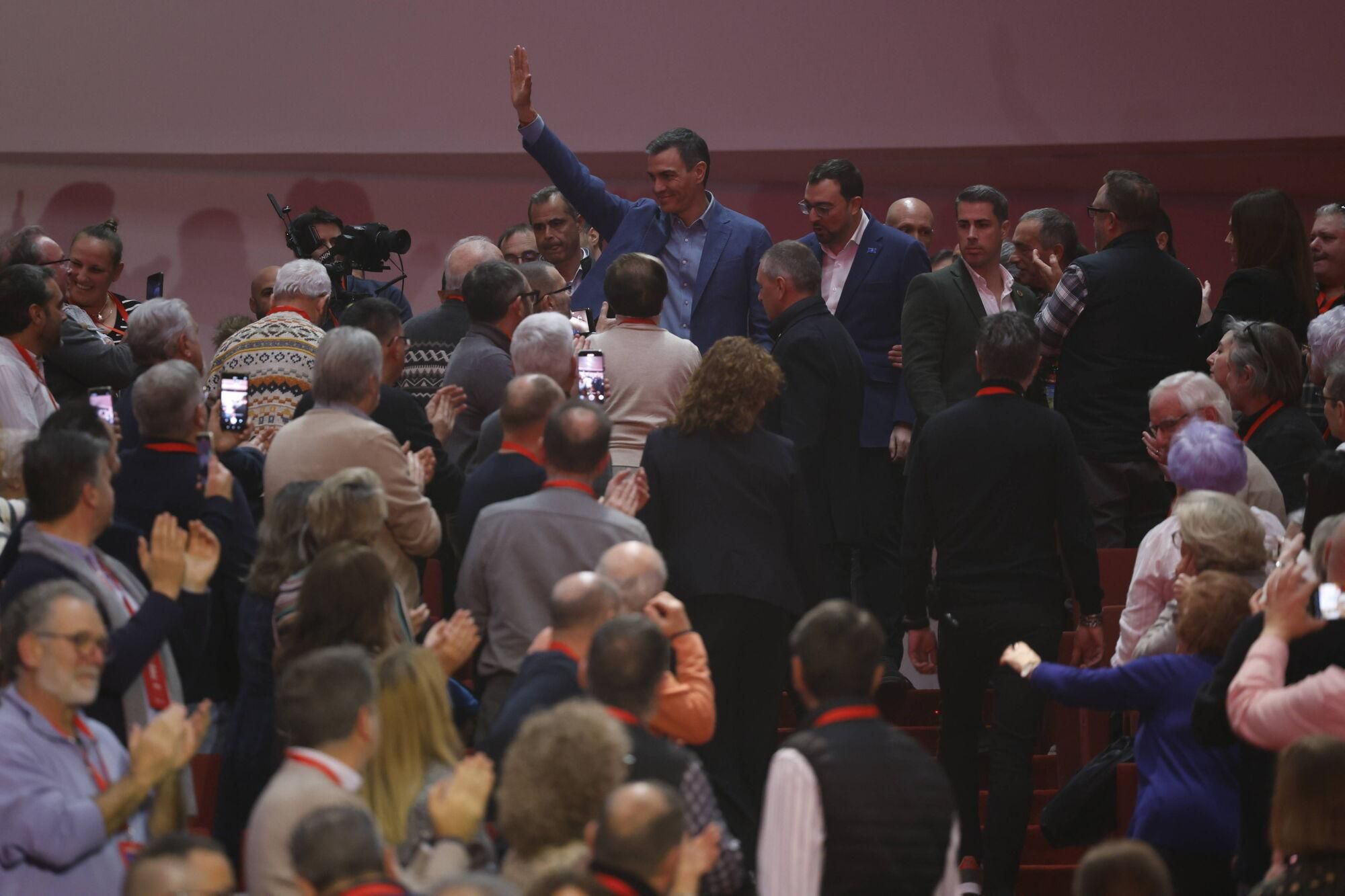 EN IMÁGENES: Pedro Sánchez y Adrián Barbón abren el congreso del PSOE asturiano