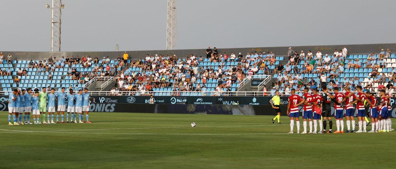 Momento previo al debut de la UD Ibiza en Liga ante el Granada CF, con asientos vacíos en la grada principal de Can Misses. | JUAN A. RIERA