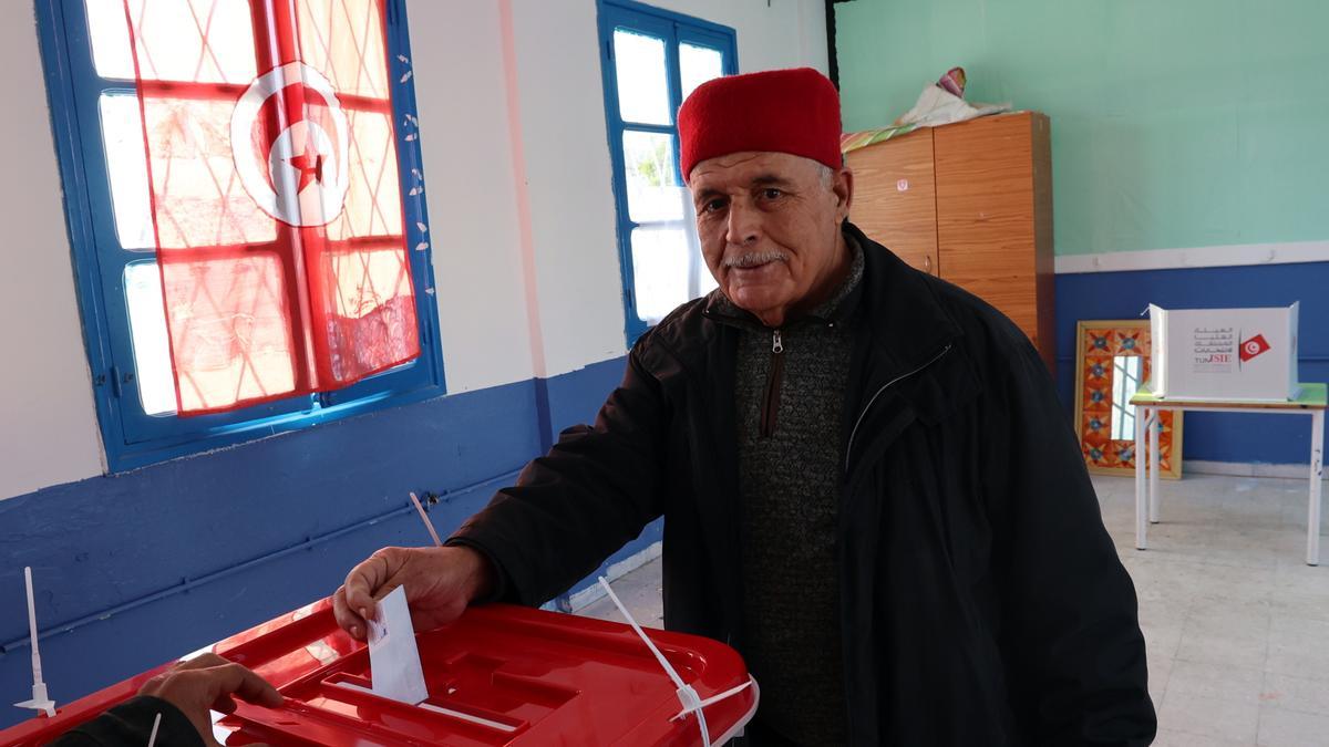 Una persona deposita su voto en Túnez.