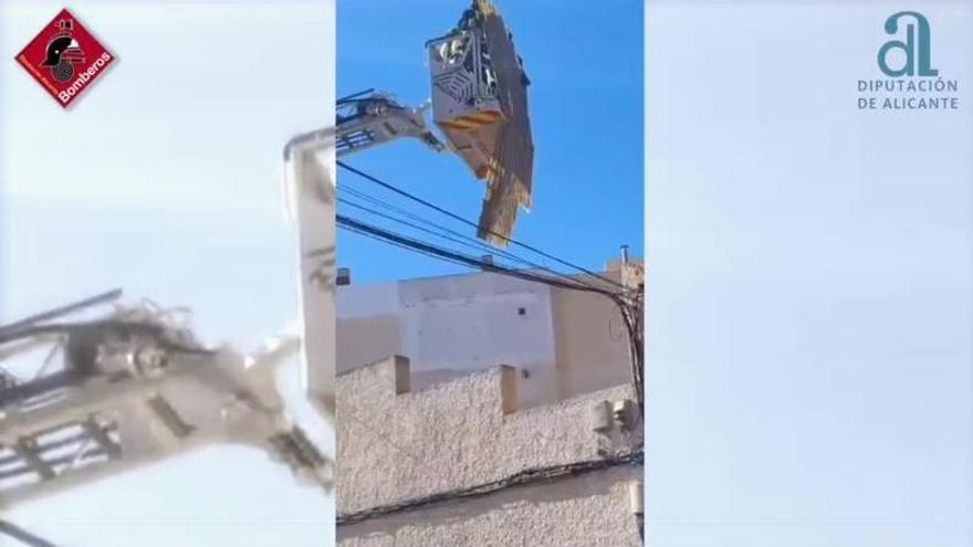 El viento provoca la caída de chapa de un taller en Torrevieja