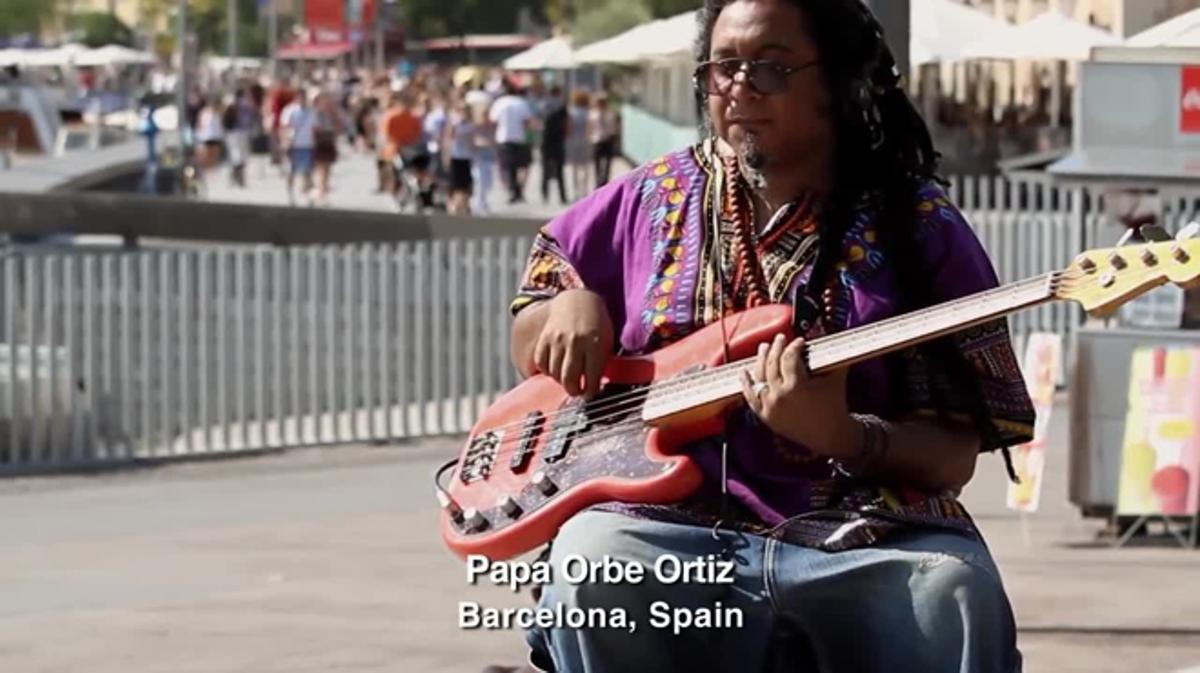 Papa Orbe Ortiz canta al moll de la Fusta de Barcelona.