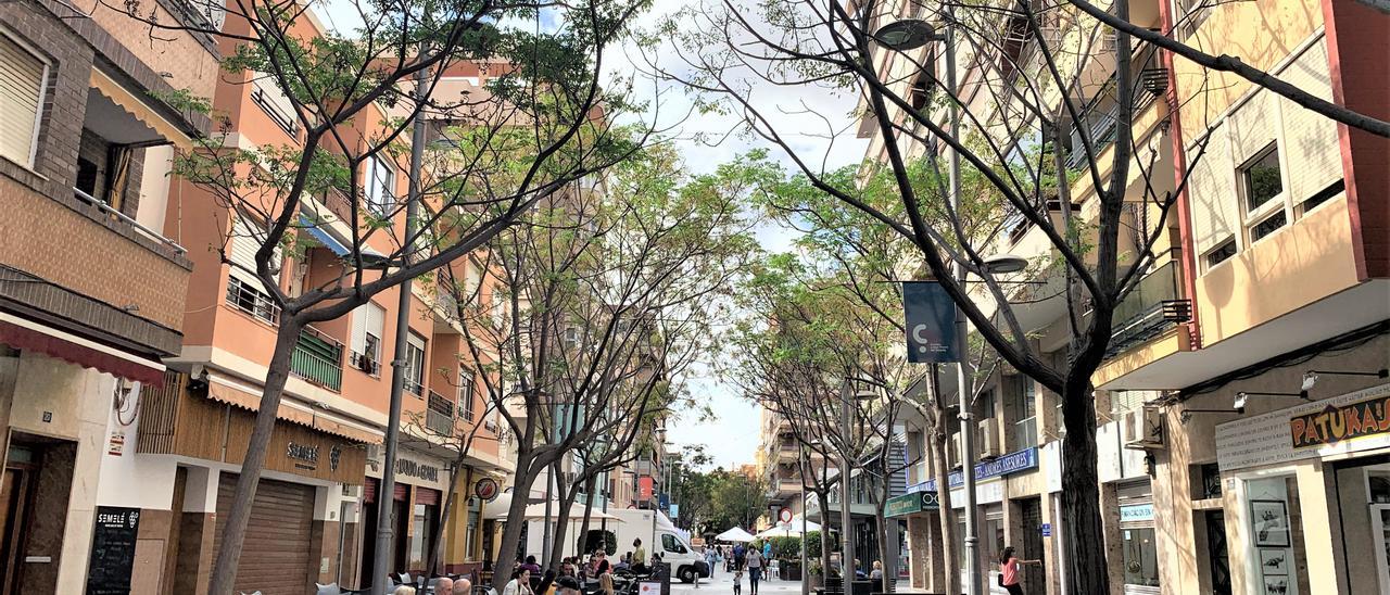 La avenida de la Libertad de San Vicente del Raspeig como punto de encuentro social.