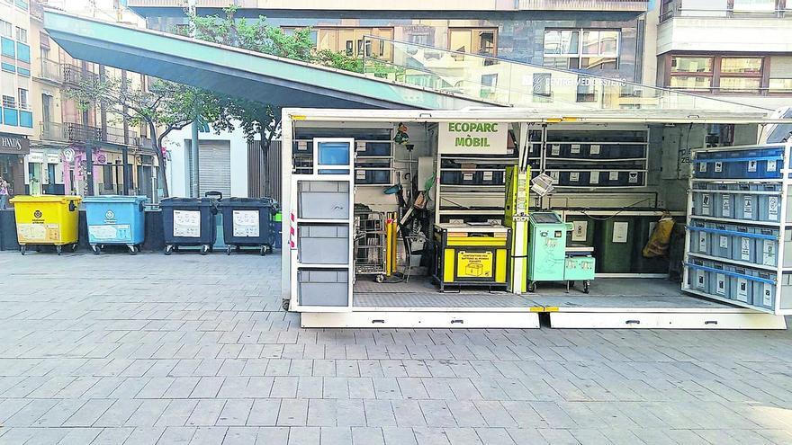 El ecoparque móvil facilita el reciclaje a 45 municipios del centro de Castellón