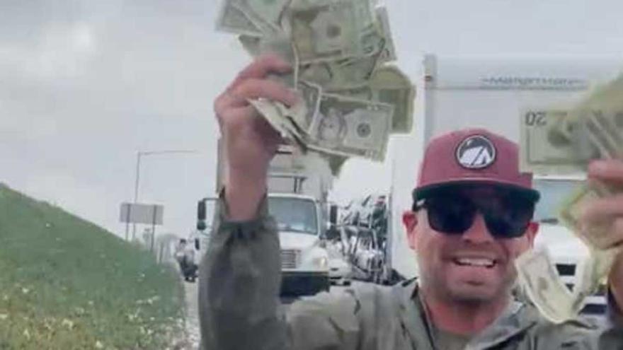 Un camión blindado deja caer en una carretera de California miles de billetes
