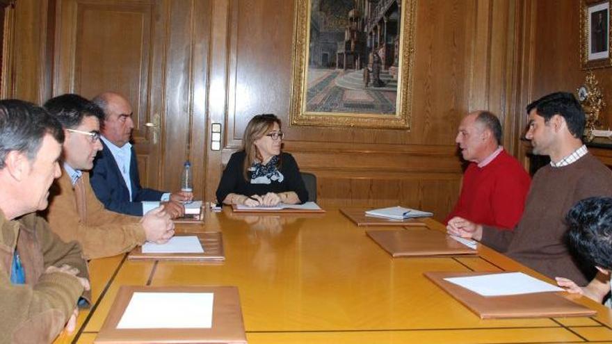 Martín Pozo, con los criadores de ganado, en una reunión.