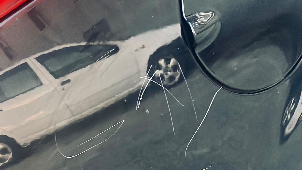 El insulto grabado en la pintura del coche de la víctima.