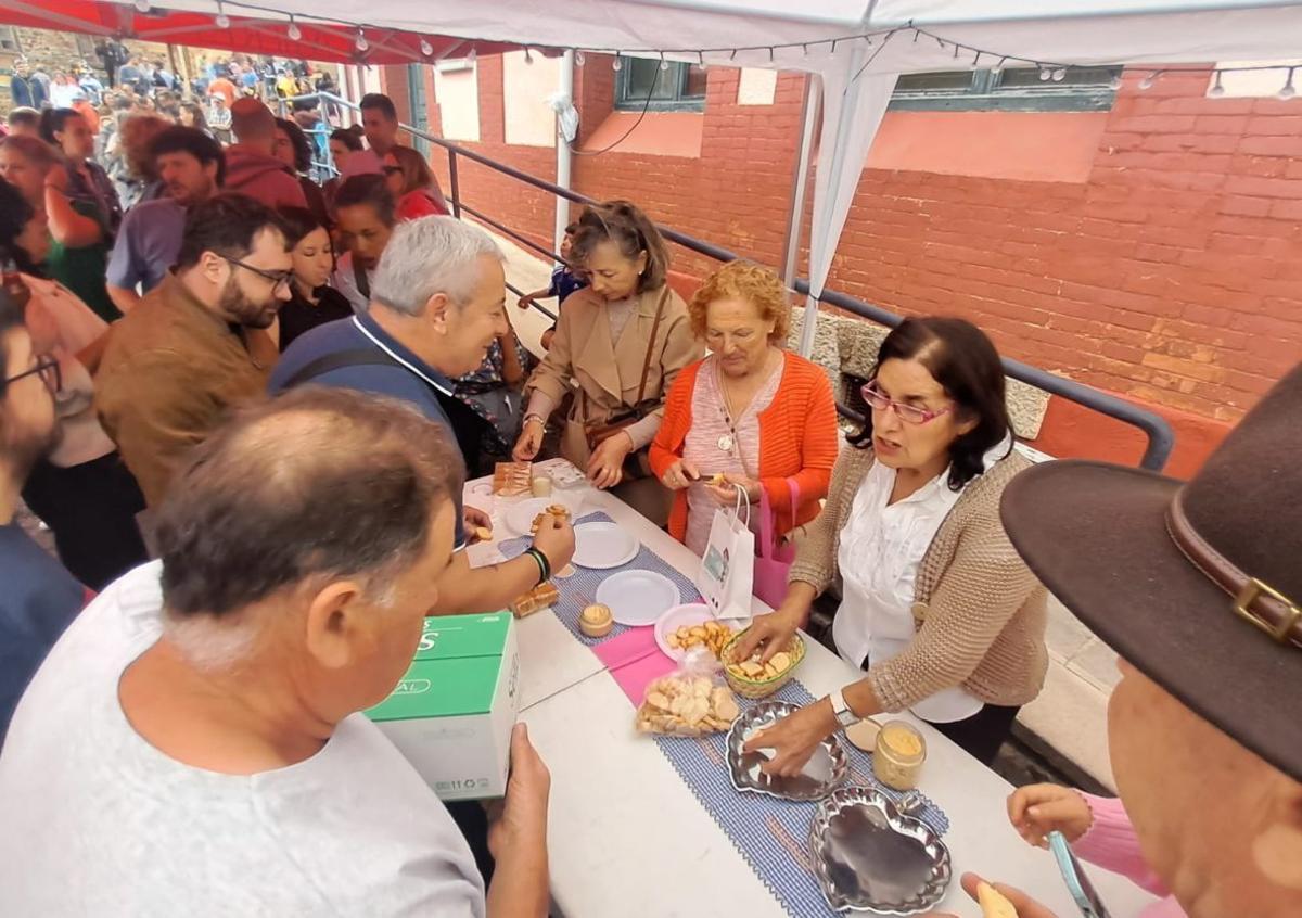 Secundino Rodríguez y Andrea Lobo, tras la compra.