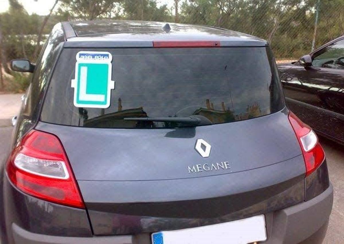 La señal V13 tiene que estar visible en el coche.