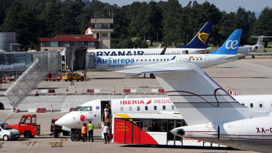 Aviones estacionados en Peinador. // Marta G. Brea