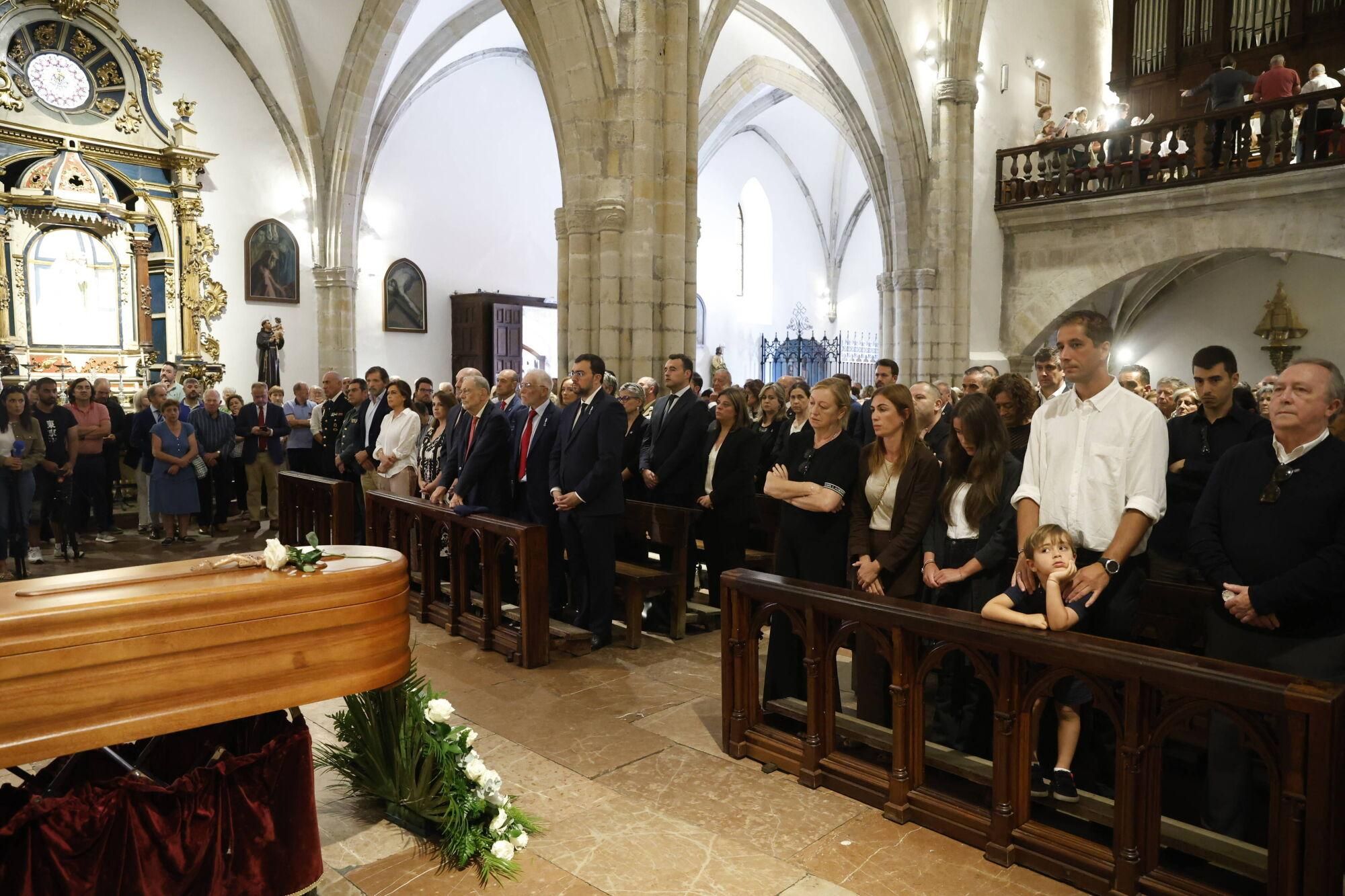 Las imágenes del funeral de Antonio Trevín en la basílica de Llanes.