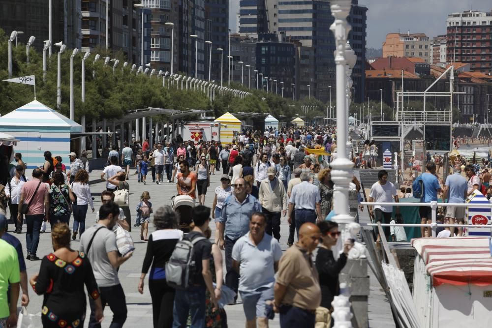 El primer fin de semana de verano llena las playas