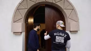 La puerta se abre en la capilla de San Esteban y ya luce el escudo del marquesado del Natahoyo