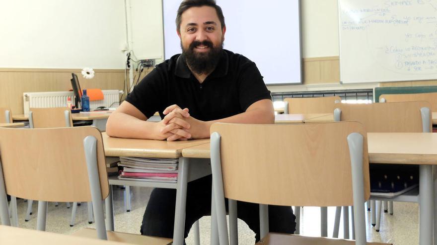 Santi Moll, en una aula de les Escolàpies Figueres.