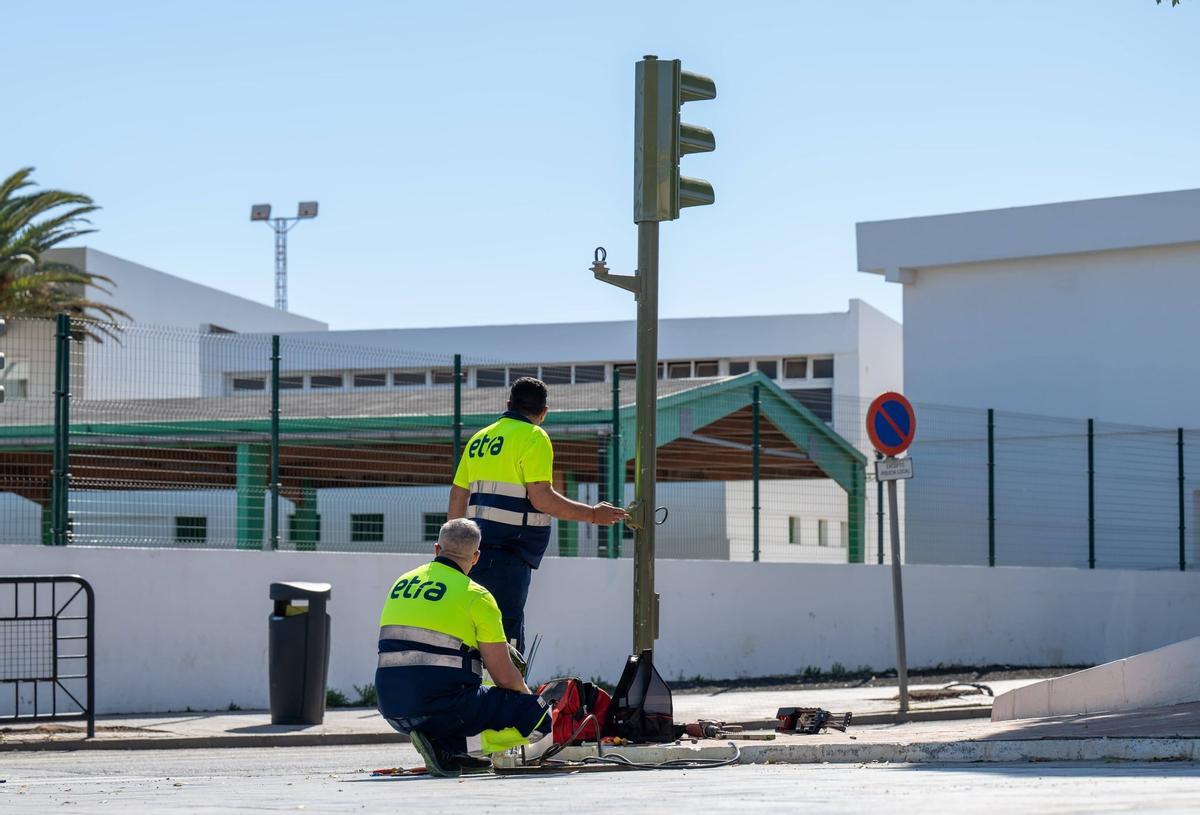 Operarios de la empresa adjudicataria realizan la reprogramación en los semáforos junto al colegio Adolfo Topham, esta semana en Arrecife