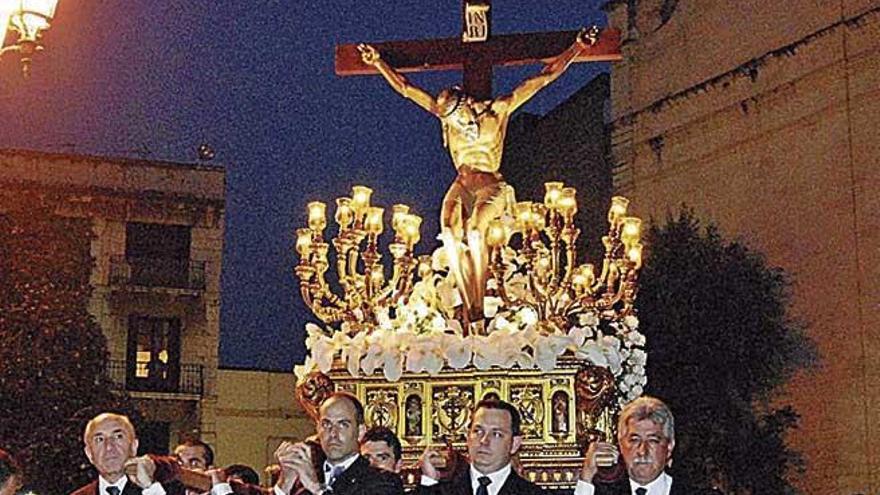Salida del paso del Sant Crist, cuya cofradÃ­a celebra el 75 aniversario.