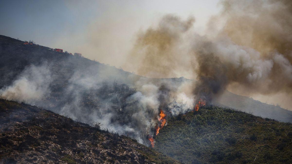 Uno de los frentes del incendio de Bejís avanza hacia Alcublas, este jueves.