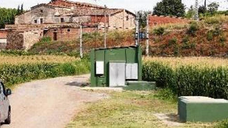 Un pou de captació de Castell d&#039;Empordà (primer terme), amb blat de moro a tocar i l&#039;estació de bombeig al fons.