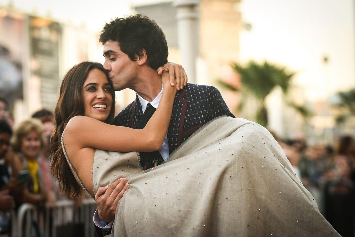 La actriz Macarena García junto a su hermano el director Javier Ambrossi presentando 'La Llamada' en el Festival de Cine de San Sebastián