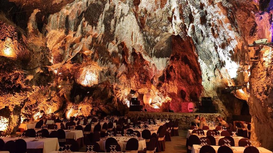 Mesas del restaurante dispuestas en la Cueva de los Majuelos.