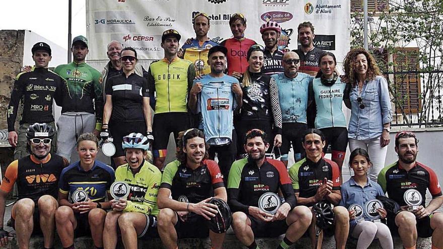 Podio general de las diferentes divisiones del primer Marathon Cycling Planet de AlarÃ³.