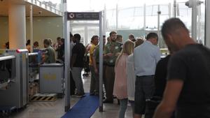 Vigilantes de Eulen en el control de seguridad de El Prat, el pasado viernes.