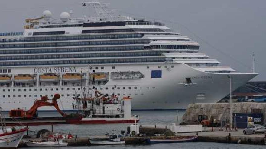 El crucero Costa Serena, gemelo del Costa Concordia, atracado ayer en el dique de Levante.