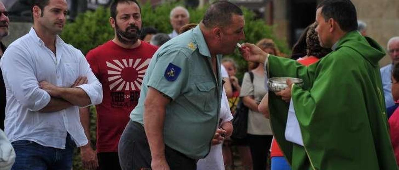 Grupo de legionarios antes de formar para asistir a la misa de Campaña. // I. A.