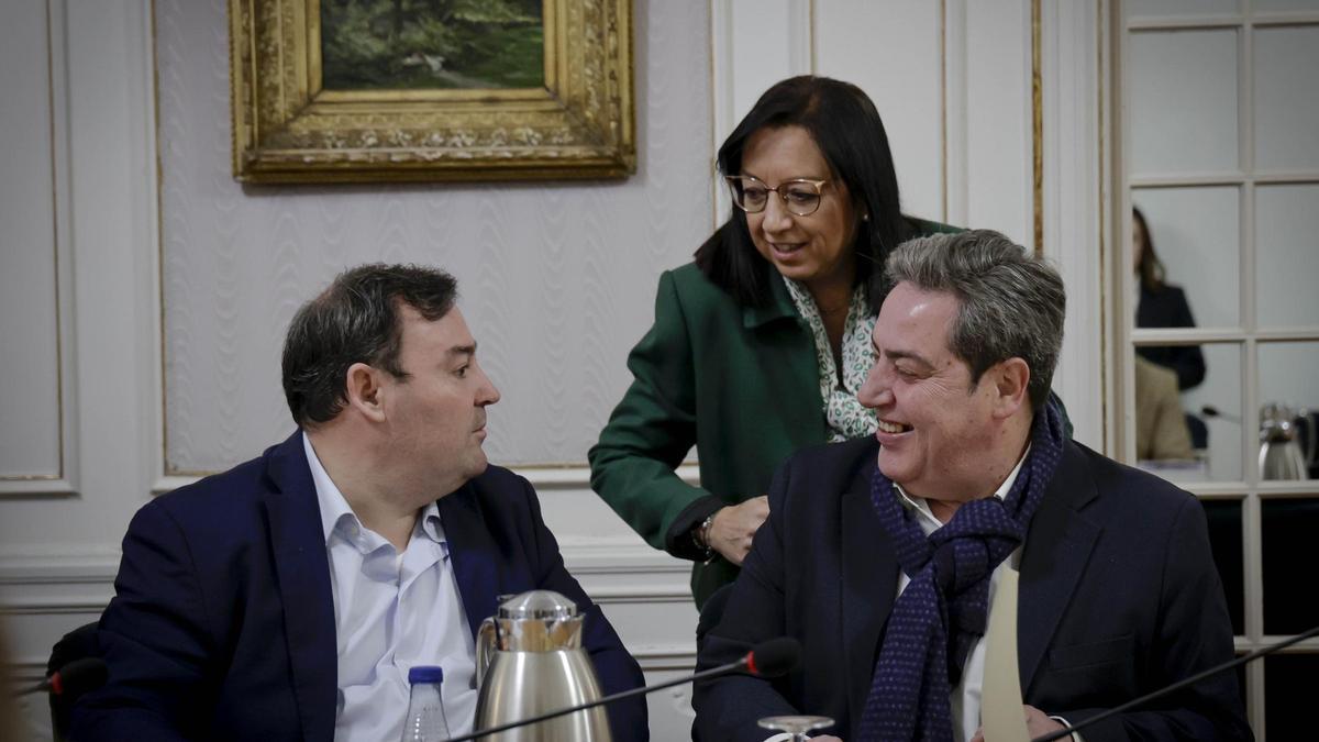 Los portavoces de Vox junto a la presidenta de las Corts, Llanos Massó, en la junta de síndics, este martes.