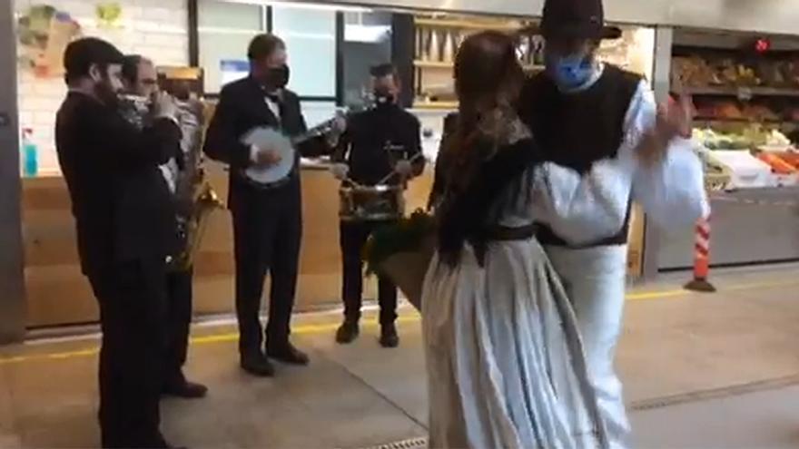 Trajes de época en la celebración de los 111 años del mercado de la plaza de Lugo.