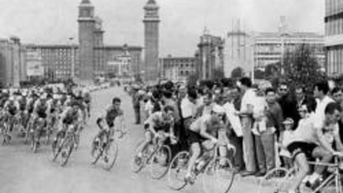 Expectación   Los participantes de la Volta 1964, en la avenida Maria Cristina de Barcelona.